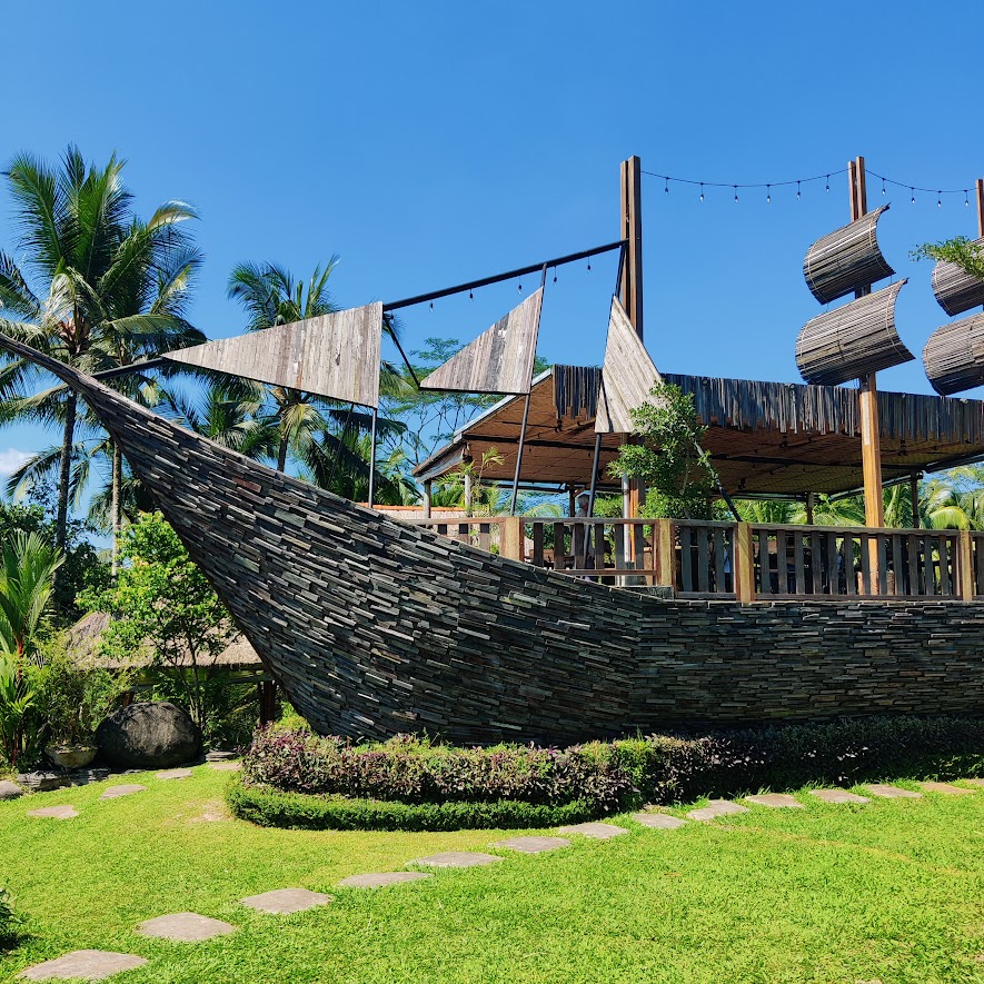 picture of a pirate ship restaurant