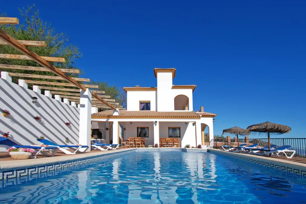 picture of a Spanish villa with a pool