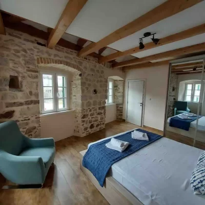 picture of a bedroom with a rock wall